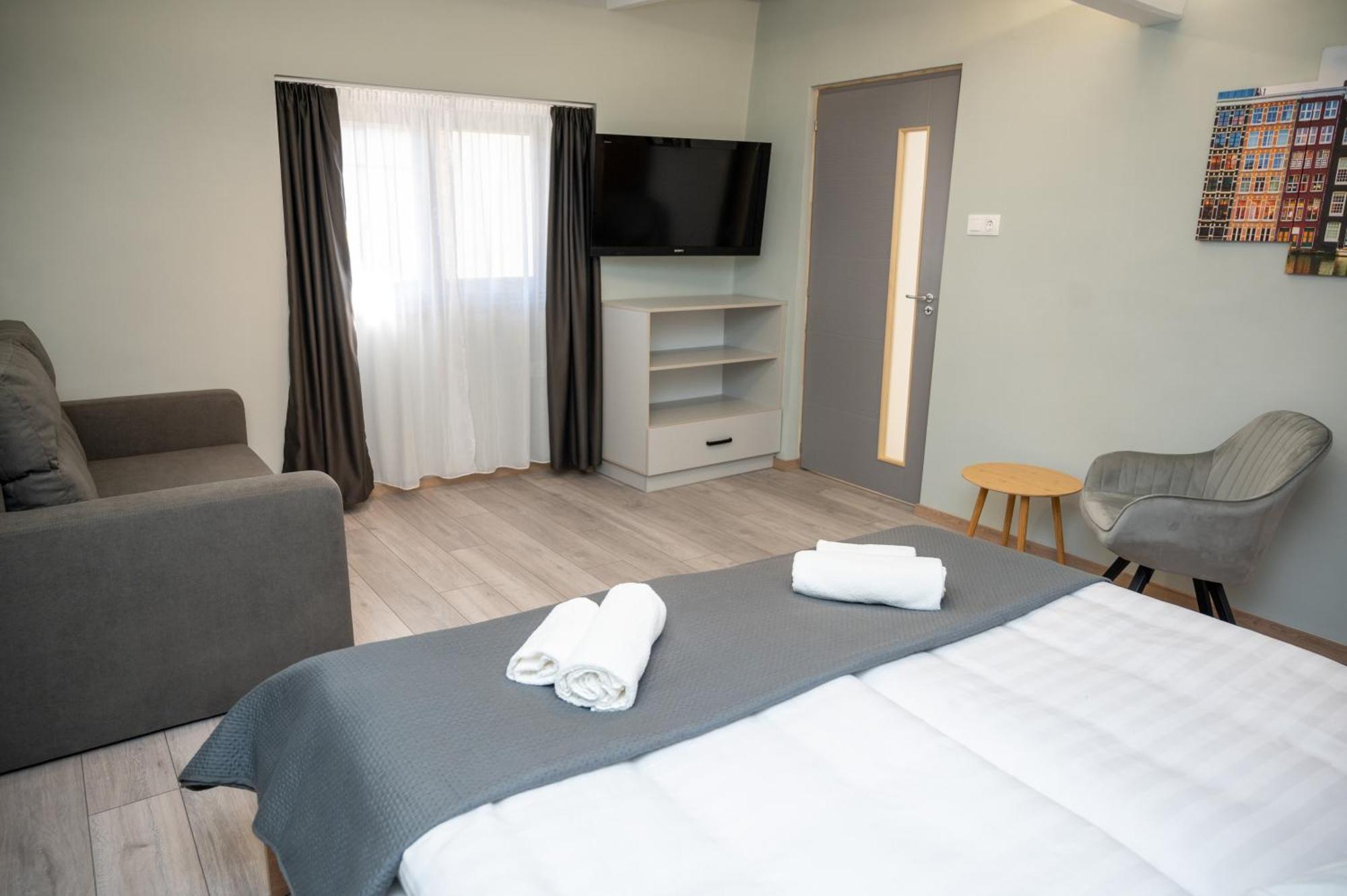 Tuenderkert Apartman Gyula Exteriör bild