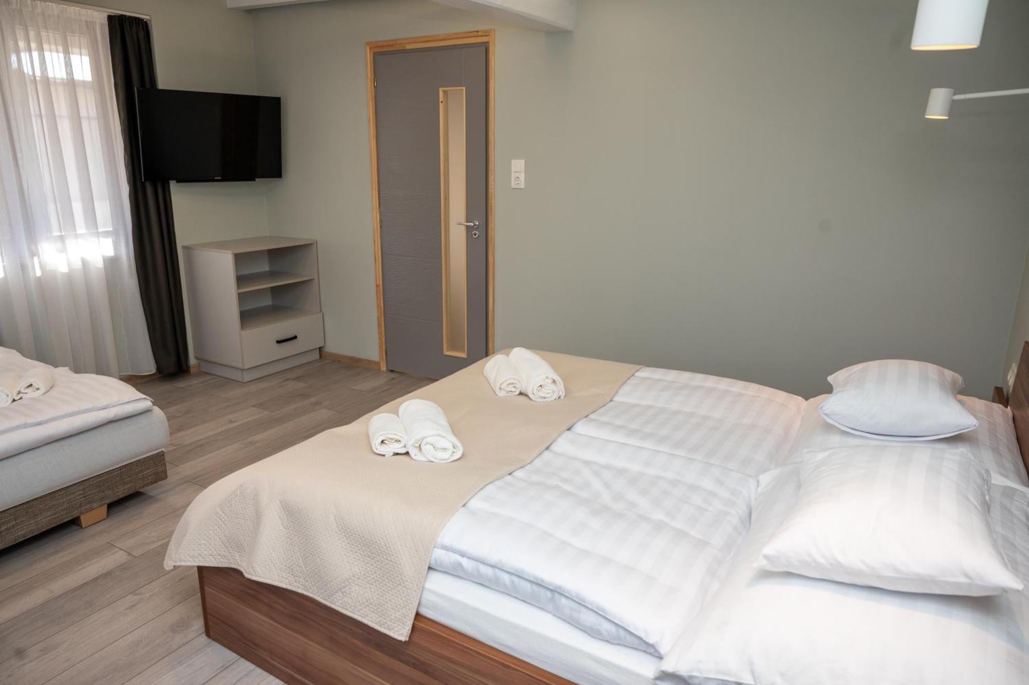 Tuenderkert Apartman Gyula Exteriör bild