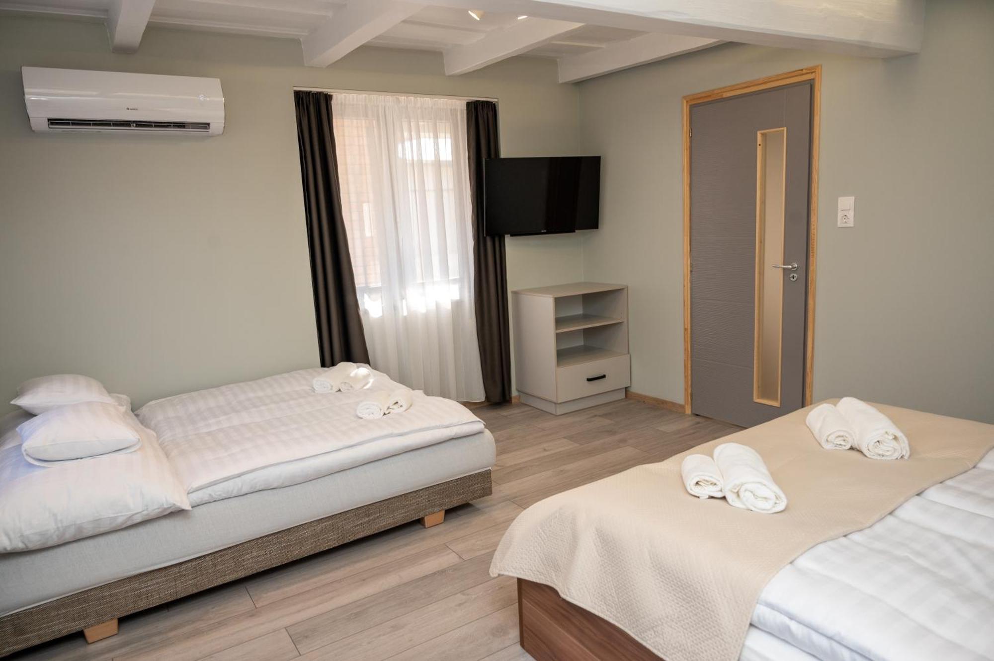 Tuenderkert Apartman Gyula Exteriör bild