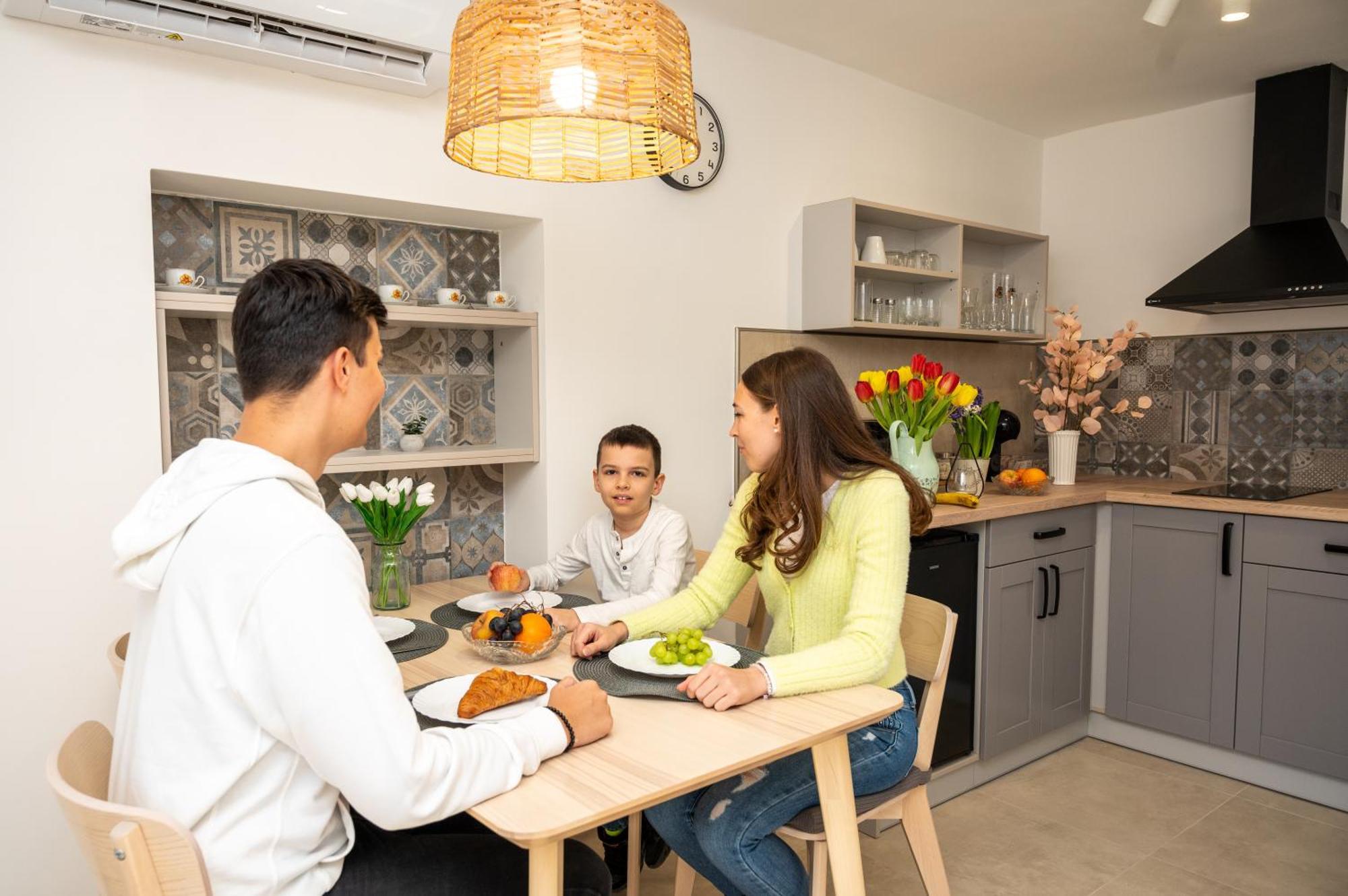 Tuenderkert Apartman Gyula Exteriör bild